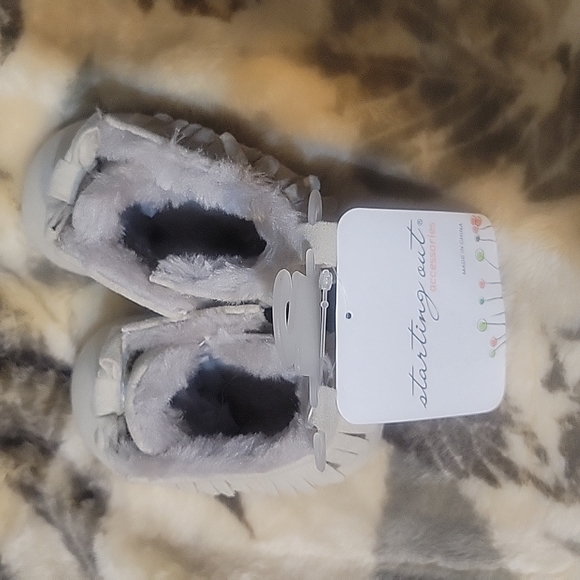 Baby girl starting out moccasins. - Picture 5 of 5